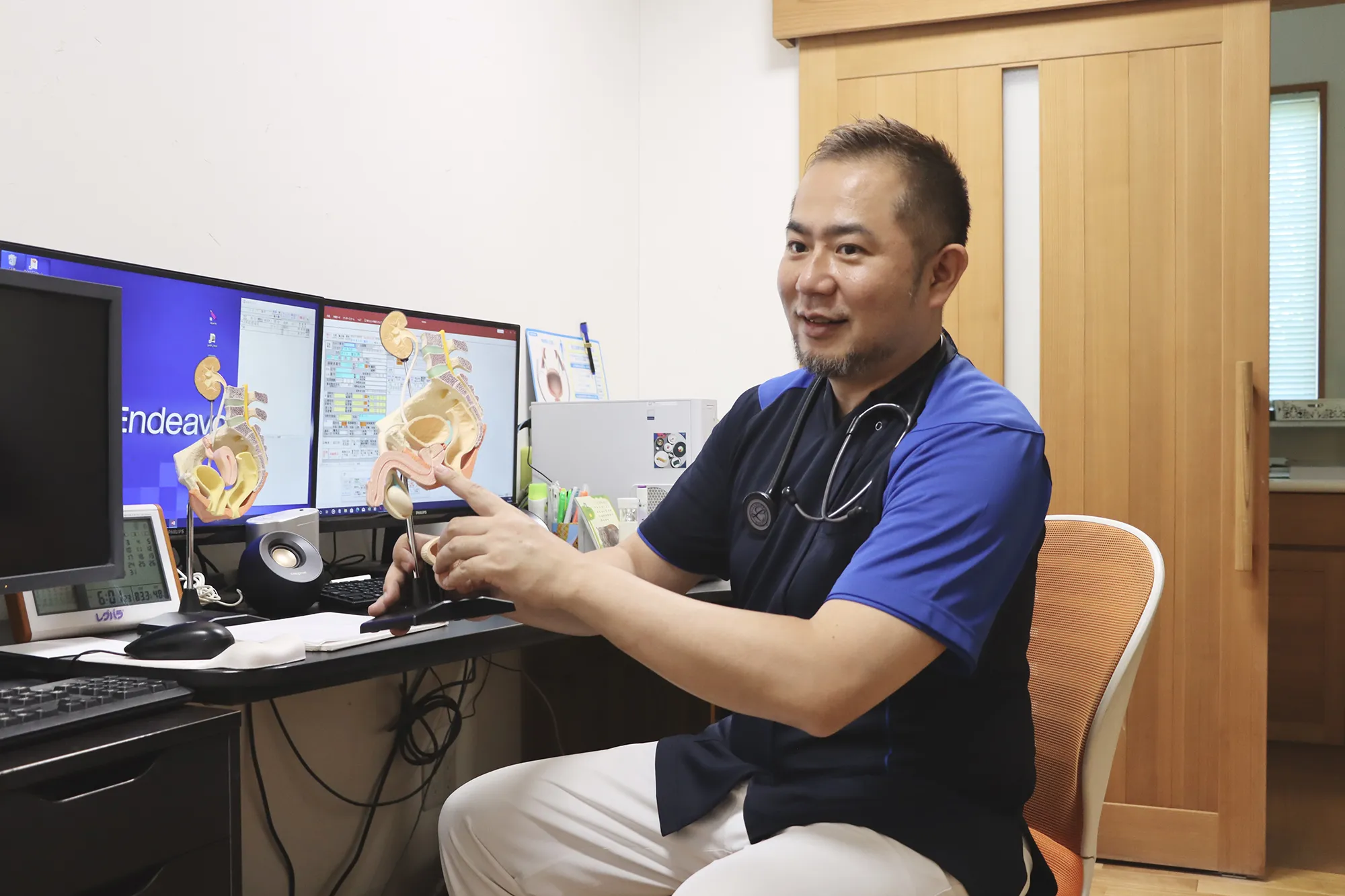 治療の説明をする院長