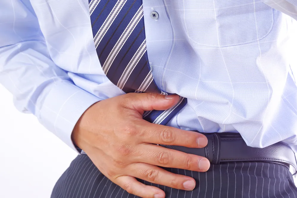 腹痛を訴える男性