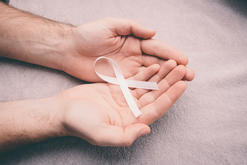 がんリボンを持つ人