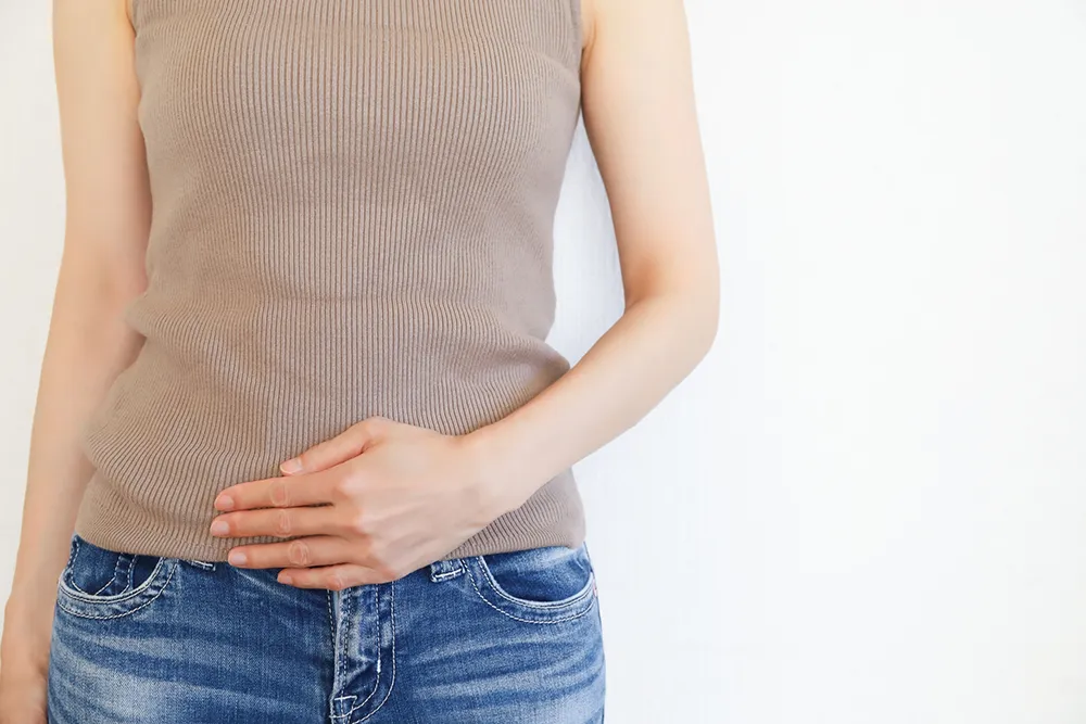 お腹を押さえている女性