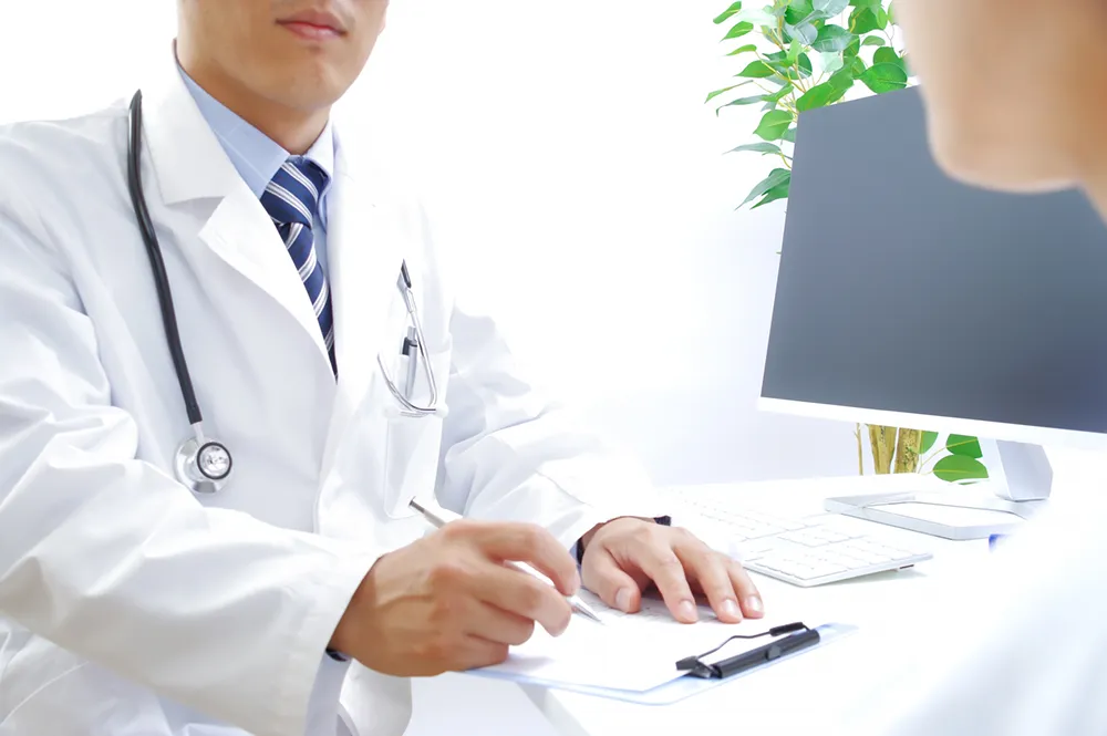 内科医の診察風景